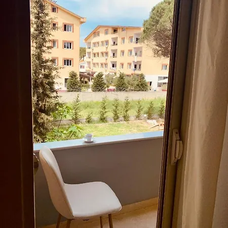 Family Tree -Water Available - Self Check In 24-7 Aparthotel Golem (Tirana)