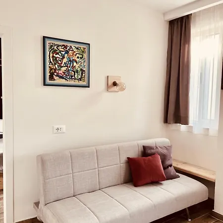 Family Tree -Water Available - Self Check In 24-7 Aparthotel Golem (Tirana)