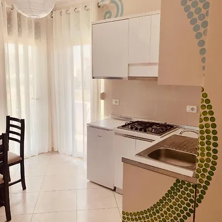 Family Tree - Water Available - Self Check In 3*