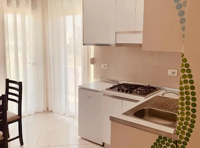 Family Tree - Water Available - Self Check In 3*